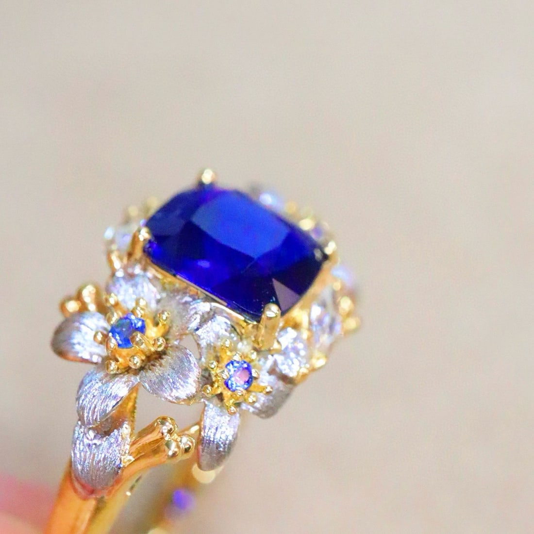 14k Gold 1.5 Ct Vivid Blue Natural Sapphire & Diamond Ring - 4