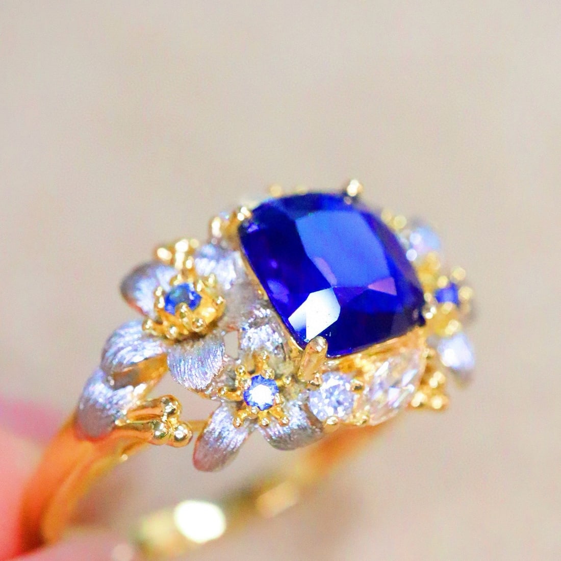 14k Gold 1.5 Ct Vivid Blue Natural Sapphire & Diamond Ring - 5