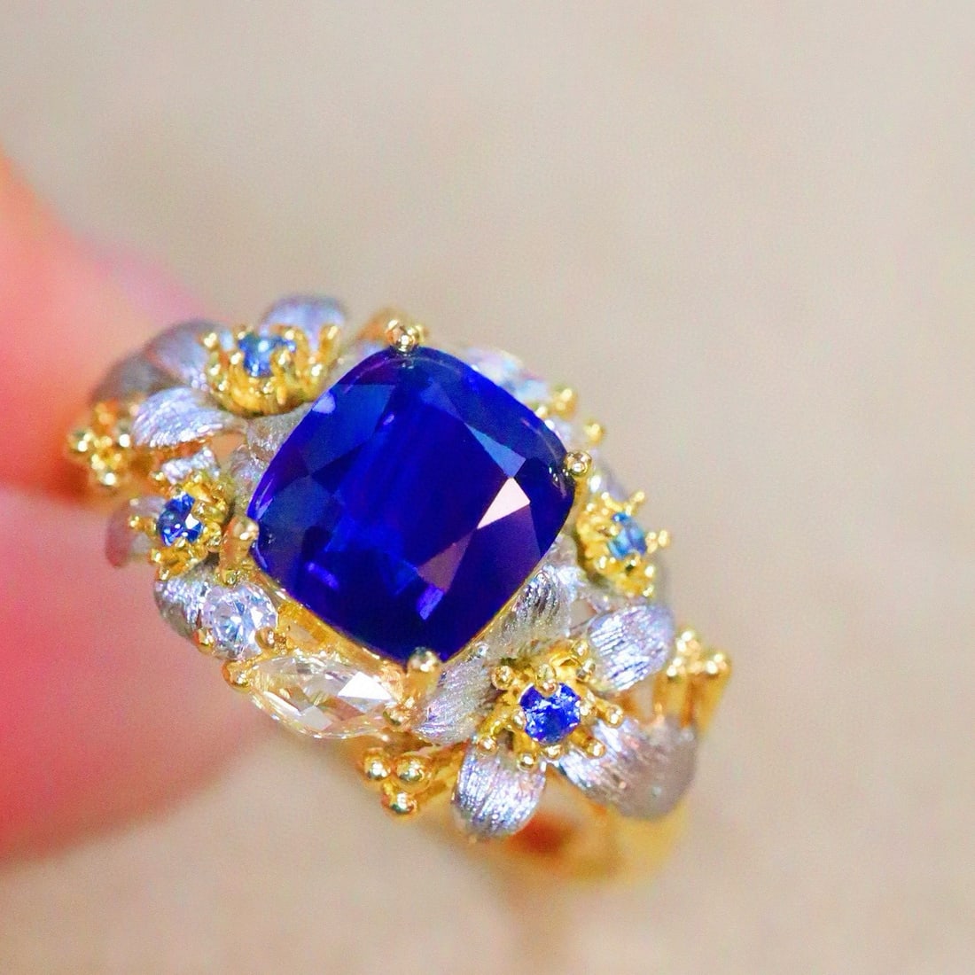 14k Gold 1.5 Ct Vivid Blue Natural Sapphire & Diamond Ring - 8