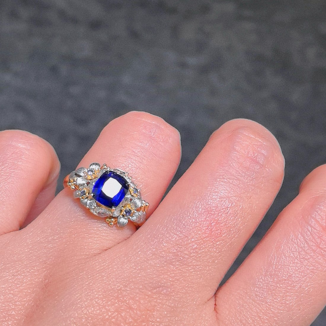 14k Gold 1.5 Ct Vivid Blue Natural Sapphire & Diamond Ring - 9