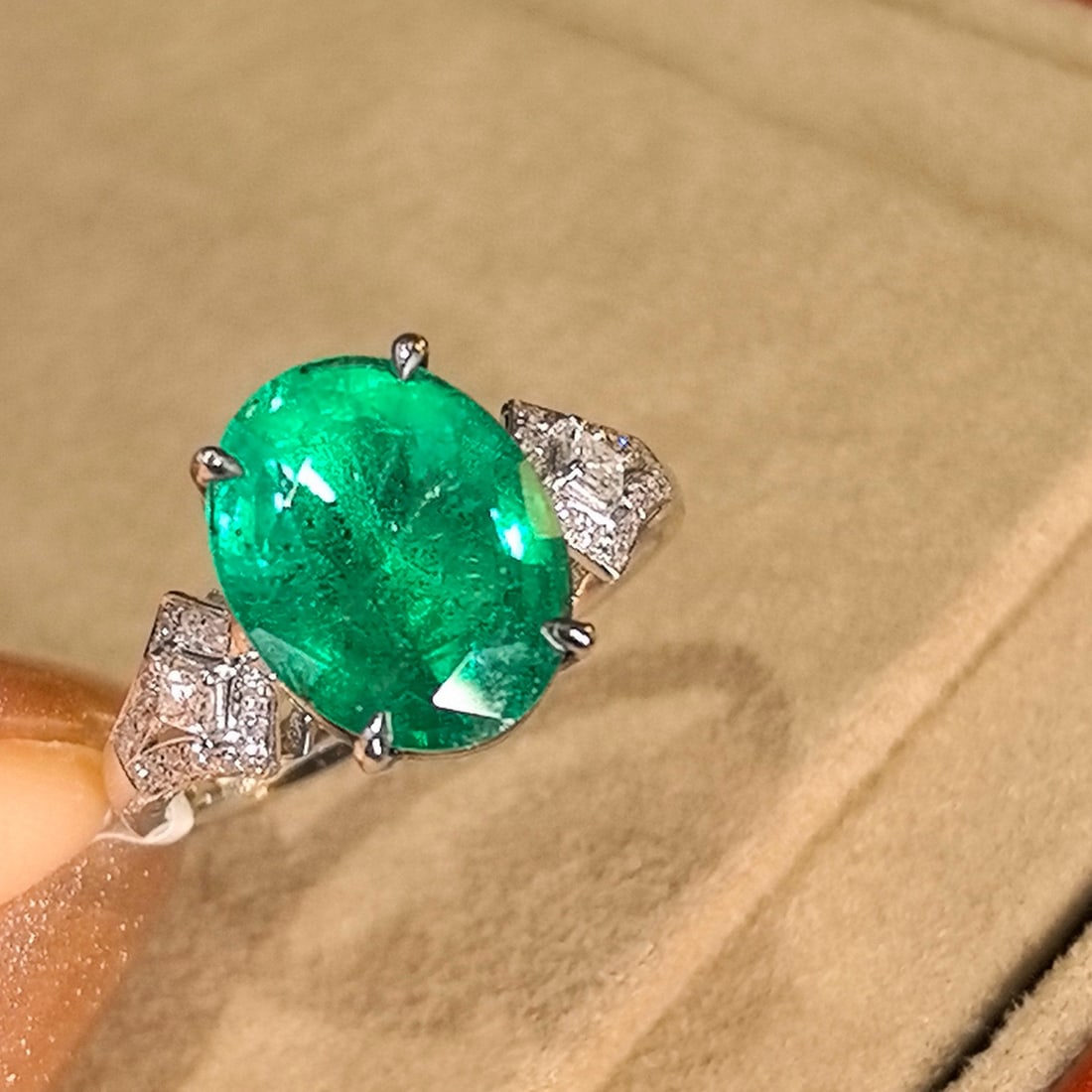 14k Gold 4.68 Ctw Vivid Green Natural Emerald & Diamond Ring - 2