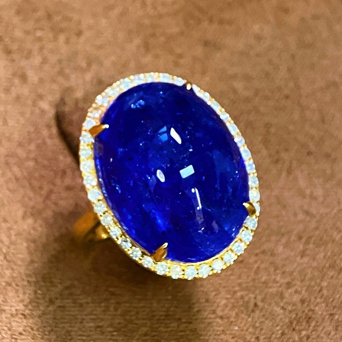 14k Gold 21.62 Ctw Natural Tanzanite & Diamond Ring: Ref:230952090 // gold content:14k gold // ring size:7. 25us // // main gemstone:tanzanite // shape:oval // carat weight:21. 3ct // color:blue // treatment:natural // // adjacent gemstone 2 : diamond /