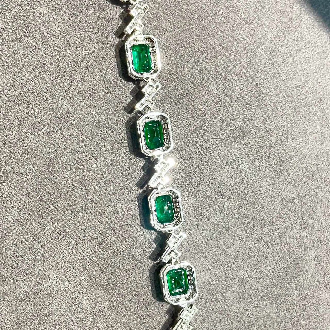 14k Gold 5.88 Ct Vivid Green Natural Emerald & Diamond Bracelet - 4
