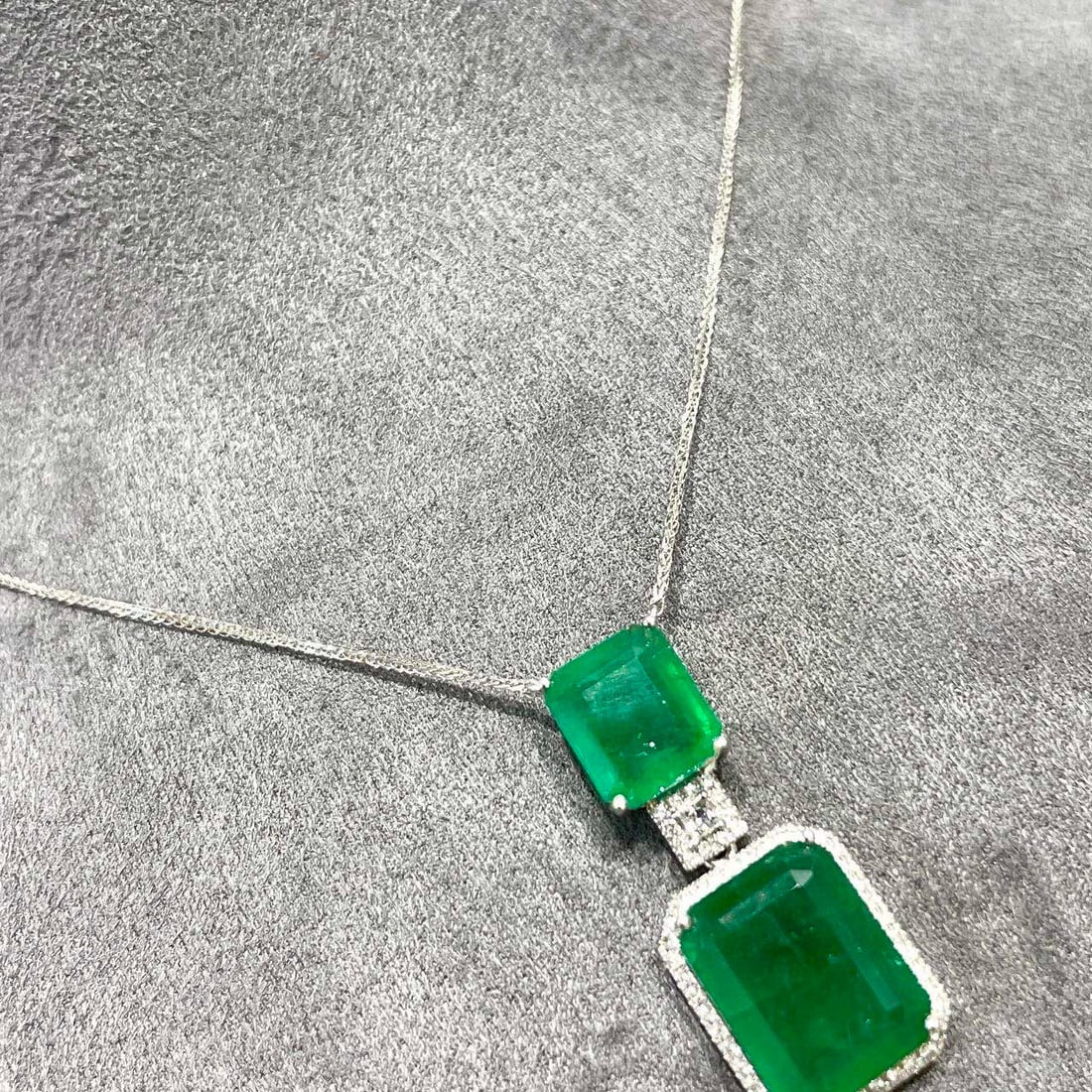 14k Gold 6.35 Ct Vivid Green Natural Emerald & Diamond Necklace - 2
