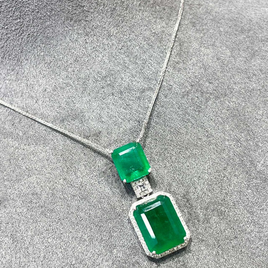 14k Gold 6.35 Ct Vivid Green Natural Emerald & Diamond Necklace - 4