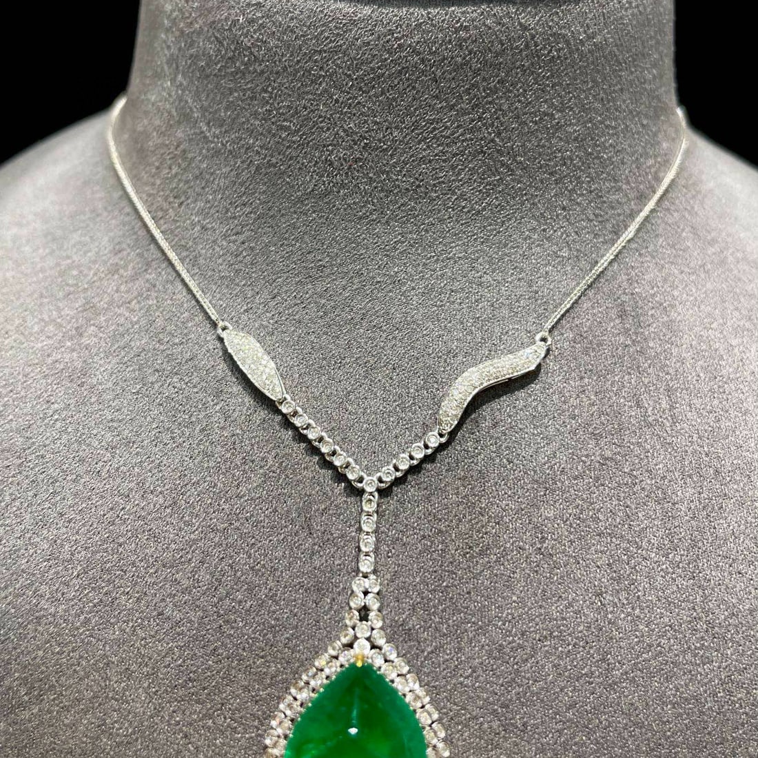14k Gold 7.9 Ct Vivid Green Natural Emerald & Diamond Necklace: Ref:230952100 // gold content:14k gold // main gemstone:emerald // shape:pear // carat weight:7. 9ct // color:vivid green // treatment:natural // // adjacent gemstone 2 : diamond // shape:round // cla
