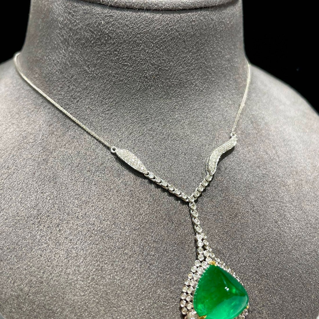 14k Gold 7.9 Ct Vivid Green Natural Emerald & Diamond Necklace - 2