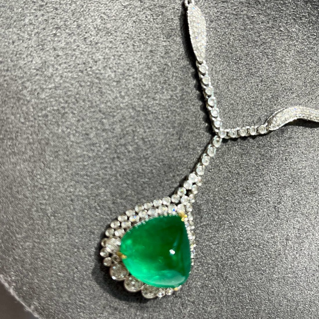 14k Gold 7.9 Ct Vivid Green Natural Emerald & Diamond Necklace - 3