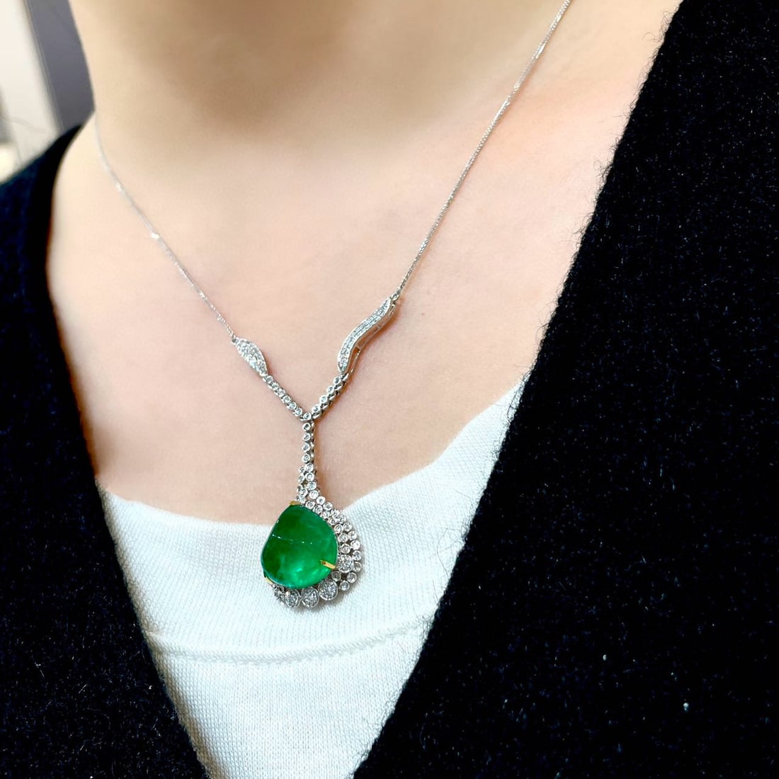 14k Gold 7.9 Ct Vivid Green Natural Emerald & Diamond Necklace - 5