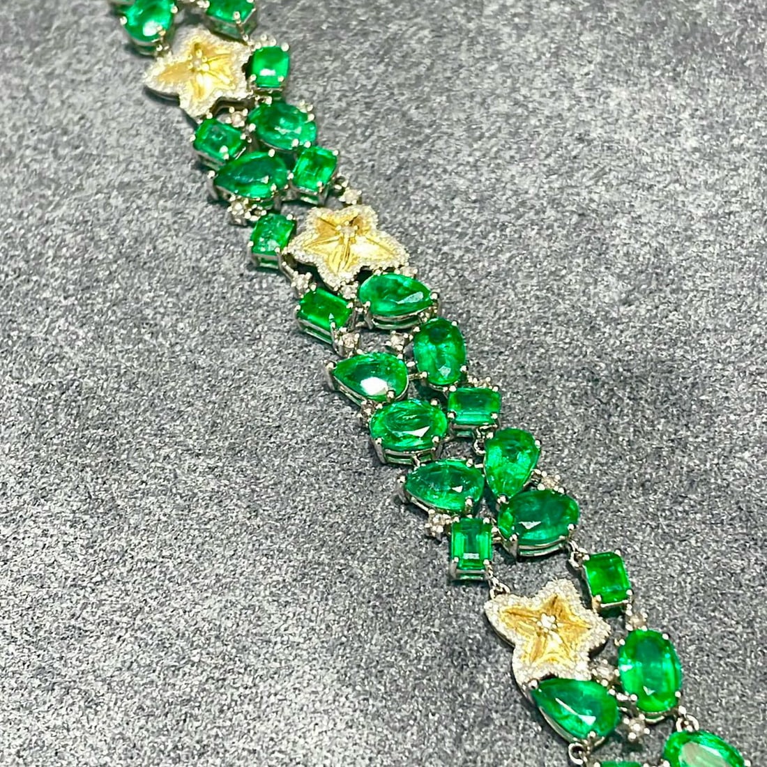 14k Gold 16.8 Ct Vivid Green Natural Emerald & Diamond Bracelet - 2
