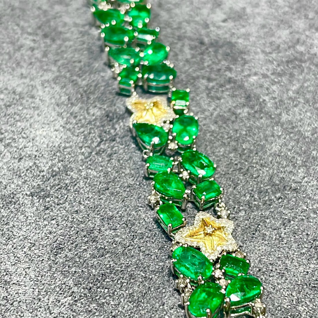 14k Gold 16.8 Ct Vivid Green Natural Emerald & Diamond Bracelet - 3