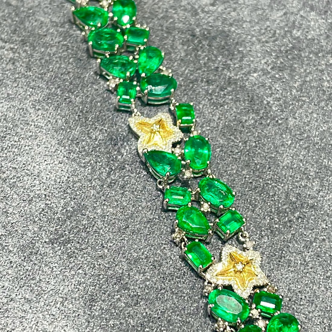 14k Gold 16.8 Ct Vivid Green Natural Emerald & Diamond Bracelet - 4