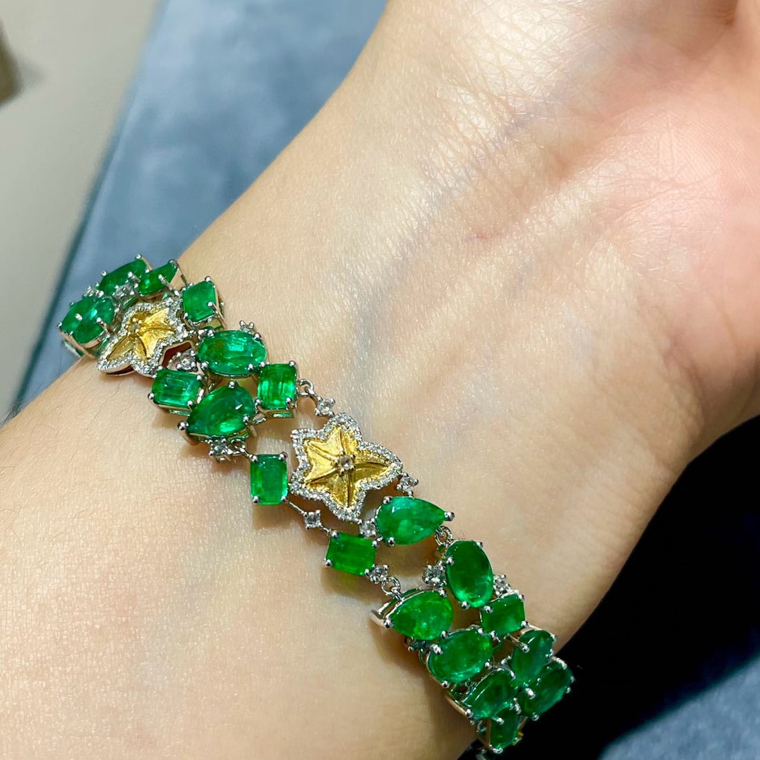 14k Gold 16.8 Ct Vivid Green Natural Emerald & Diamond Bracelet - 6