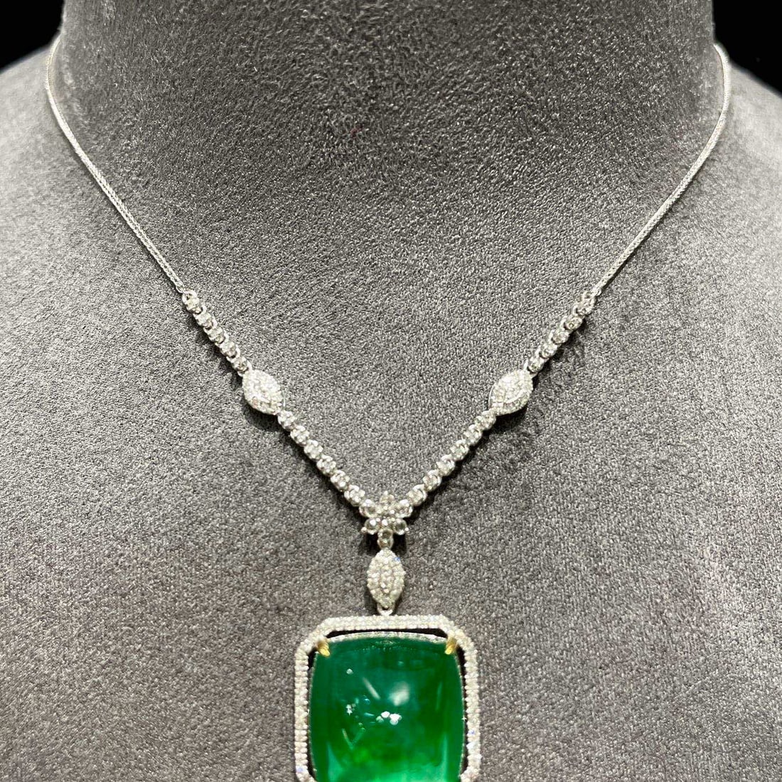 14k Gold 12.6 Ct Vivid Green Natural Emerald & Diamond Necklace: Ref:230952113 // gold content:14k gold // main gemstone:emerald // shape:suger-loaf // carat weight:12. 6ct // color:vivid green // treatment:natural // // adjacent gemstone 2 : diamond //