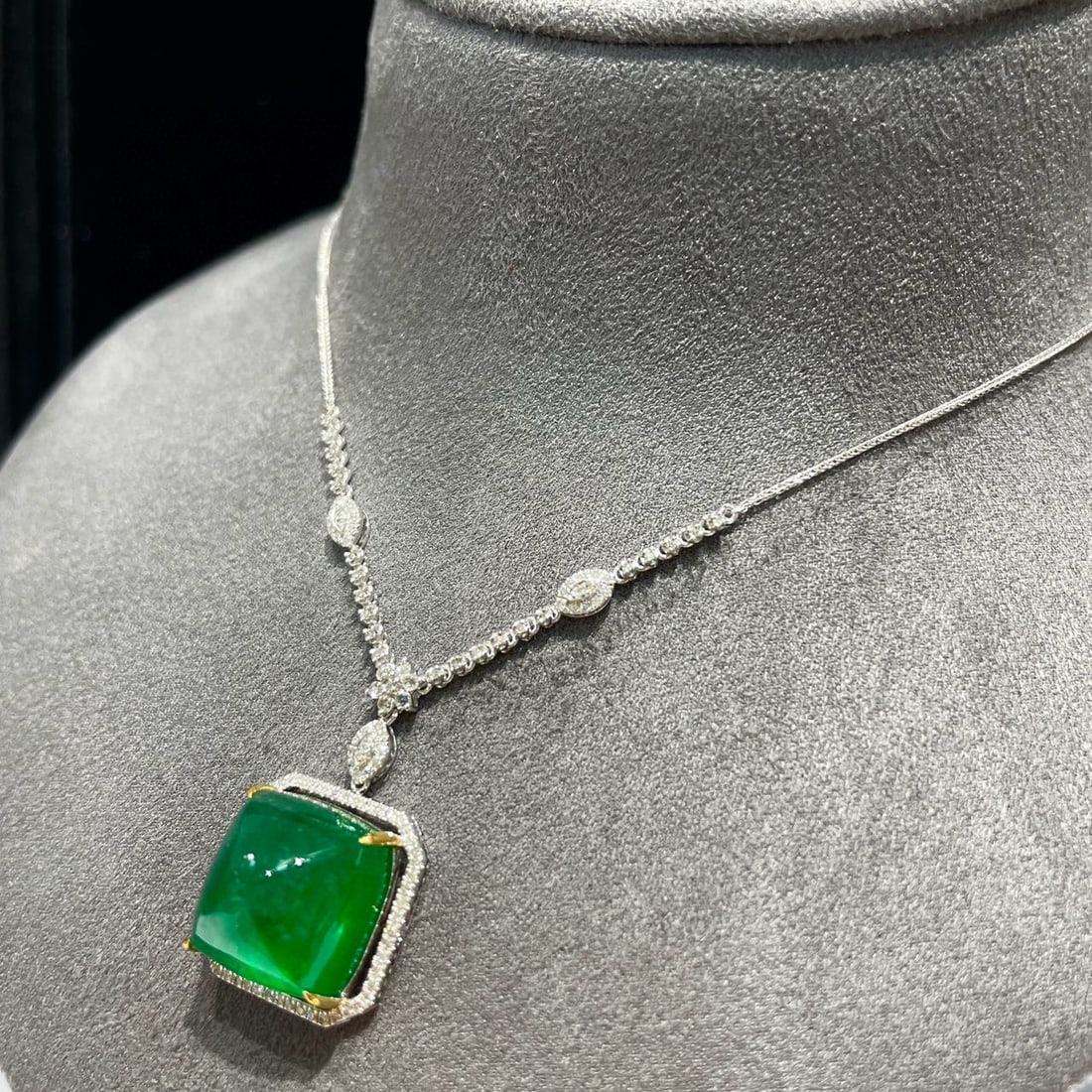 14k Gold 12.6 Ct Vivid Green Natural Emerald & Diamond Necklace - 3