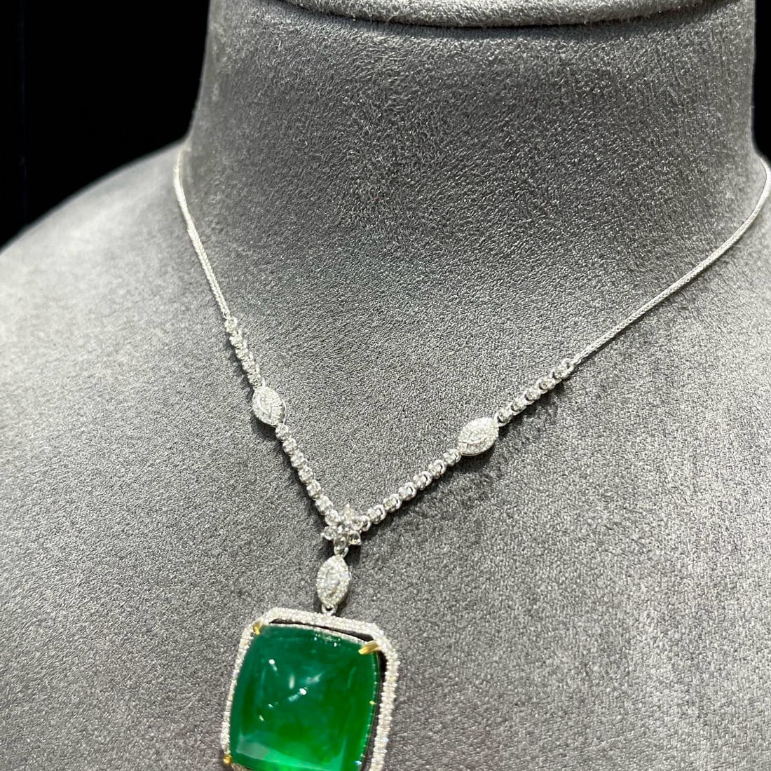 14k Gold 12.6 Ct Vivid Green Natural Emerald & Diamond Necklace - 4