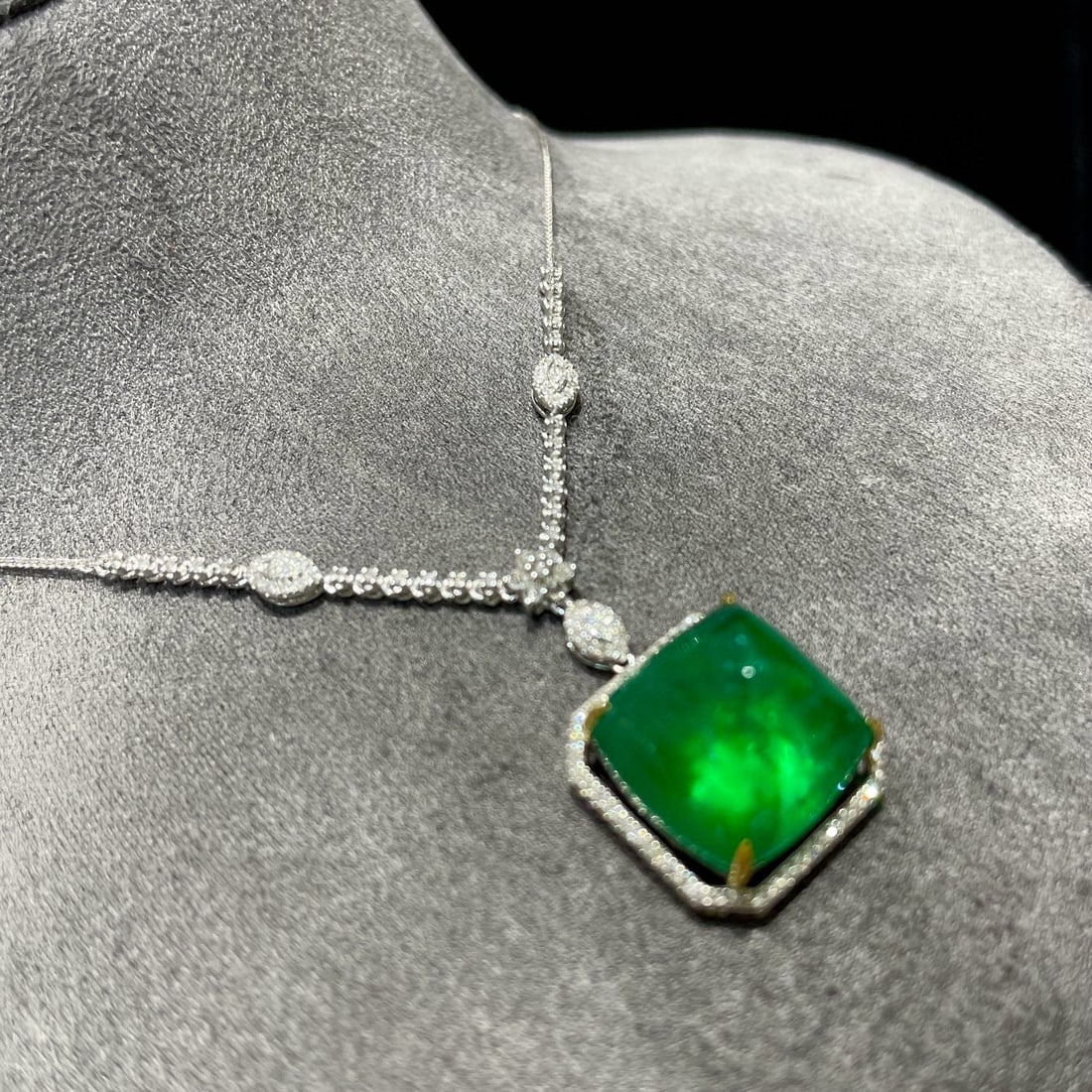 14k Gold 12.6 Ct Vivid Green Natural Emerald & Diamond Necklace - 5