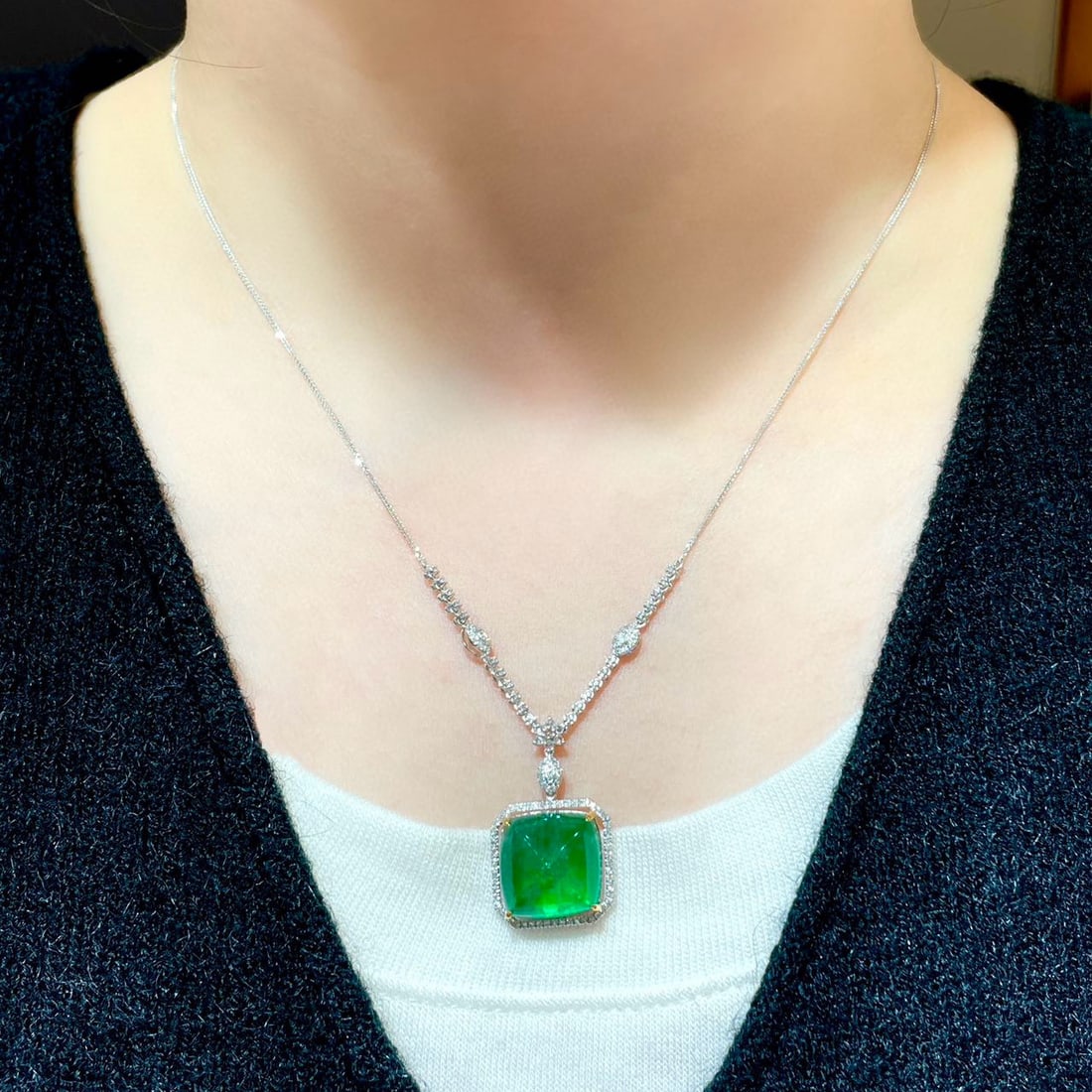 14k Gold 12.6 Ct Vivid Green Natural Emerald & Diamond Necklace - 6