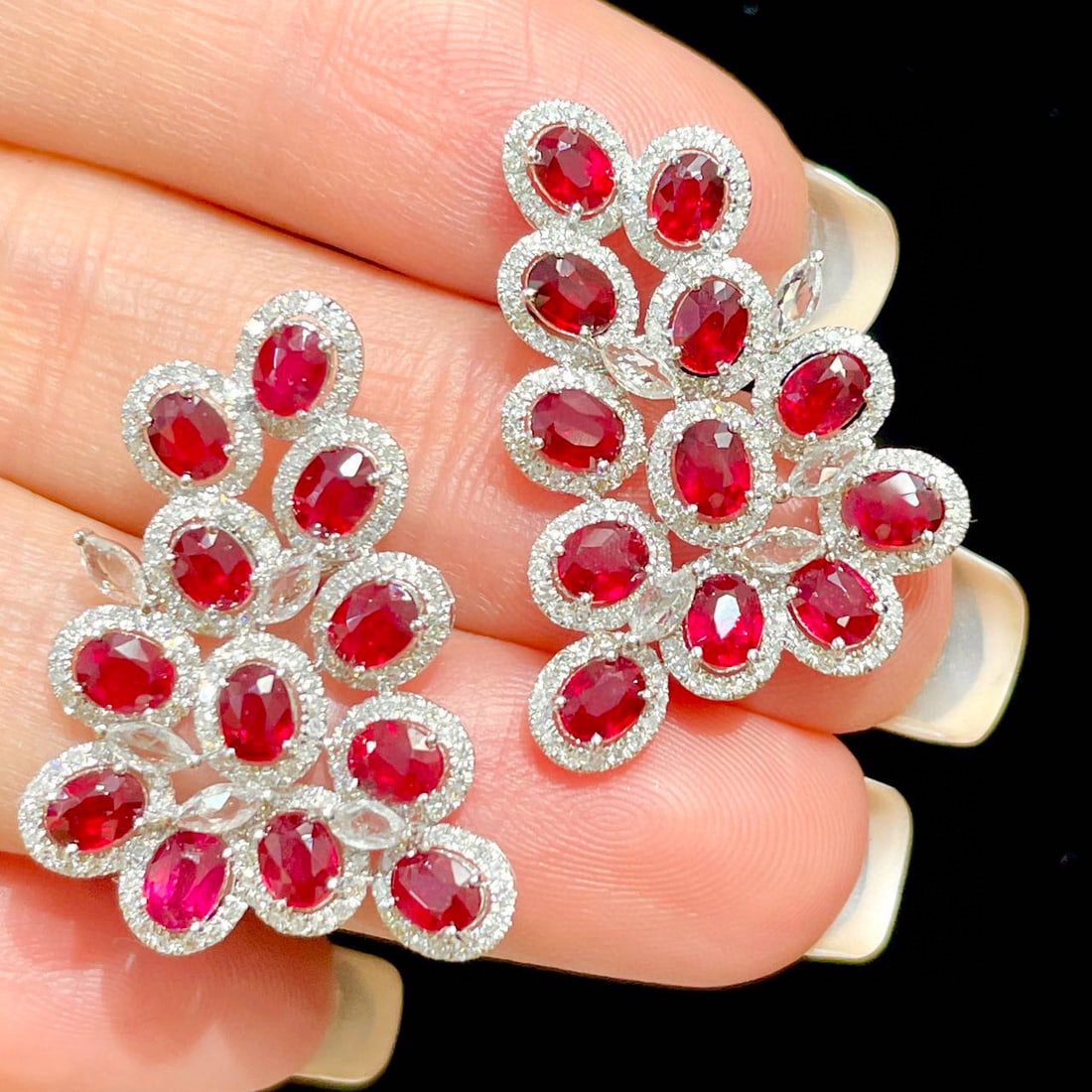 14k Gold 4.5 Ct Natural Ruby & Diamond Earrings: Ref:230952114 // gold content:14k gold // main gemstone:ruby // shape:oval // carat weight:4. 5ct // color:pigeonblood red // treatment:natural // // adjacent gemstone 2 : diamond // shape:round //