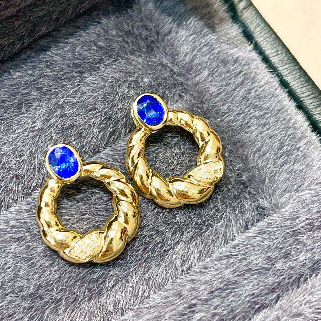 14k Gold 0.68 Ct Natural Sapphire & Diamond Earrings: Ref:230952118 // gold content:14k gold // main gemstone:sapphire // shape:oval // carat weight:0. 68ct // color:royal blue // treatment:natural // // adjacent gemstone 2 : diamond // shape:round //