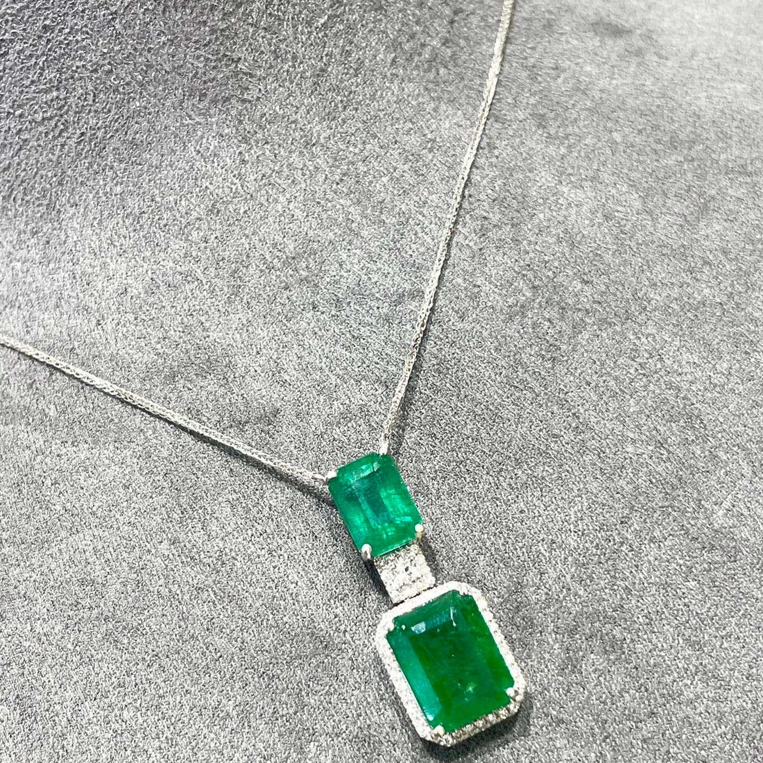 14k Gold 4.59 Ct Vivid Green Natural Emerald & Diamond Necklace - 2