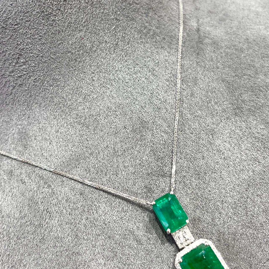 14k Gold 4.59 Ct Vivid Green Natural Emerald & Diamond Necklace - 3