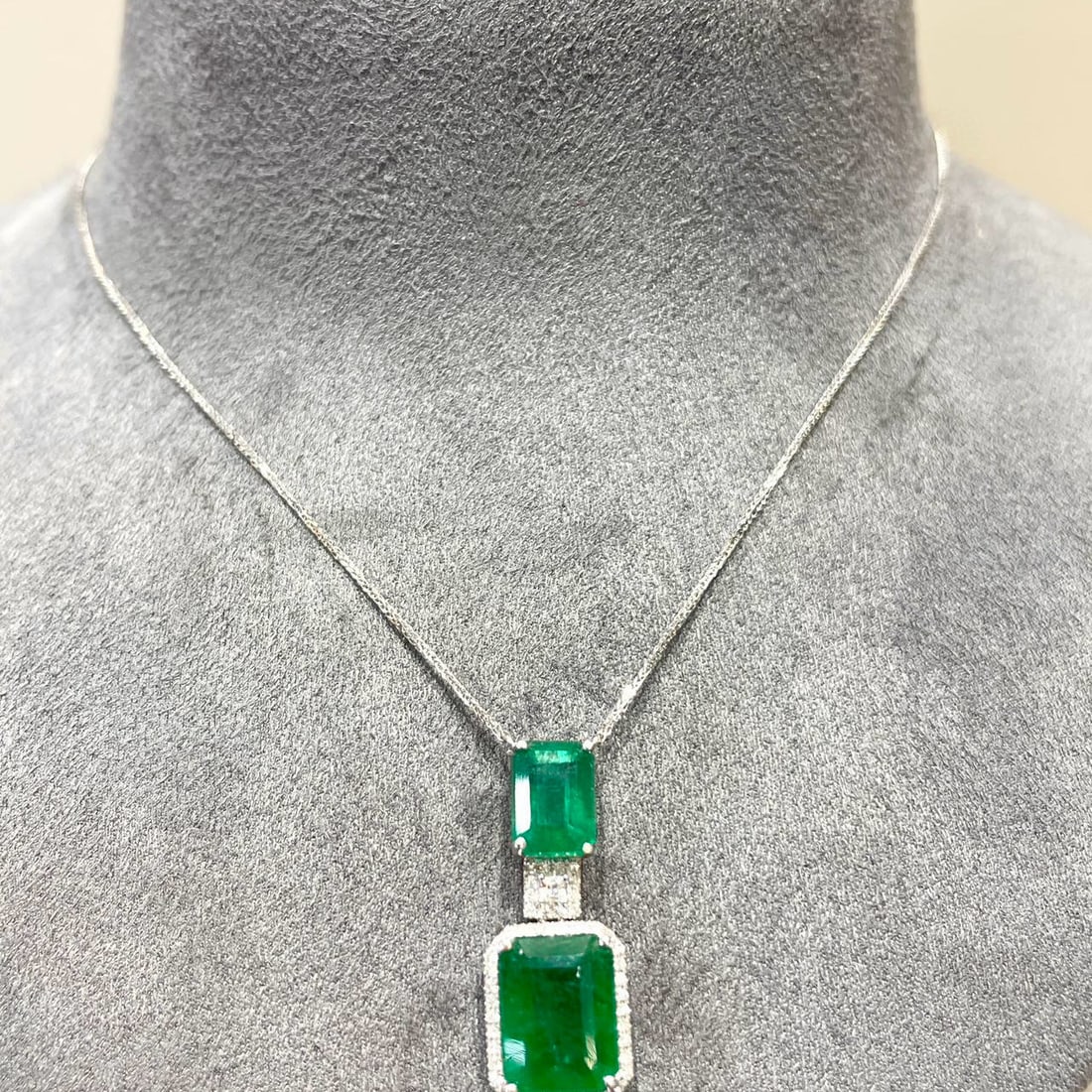 14k Gold 4.59 Ct Vivid Green Natural Emerald & Diamond Necklace - 4