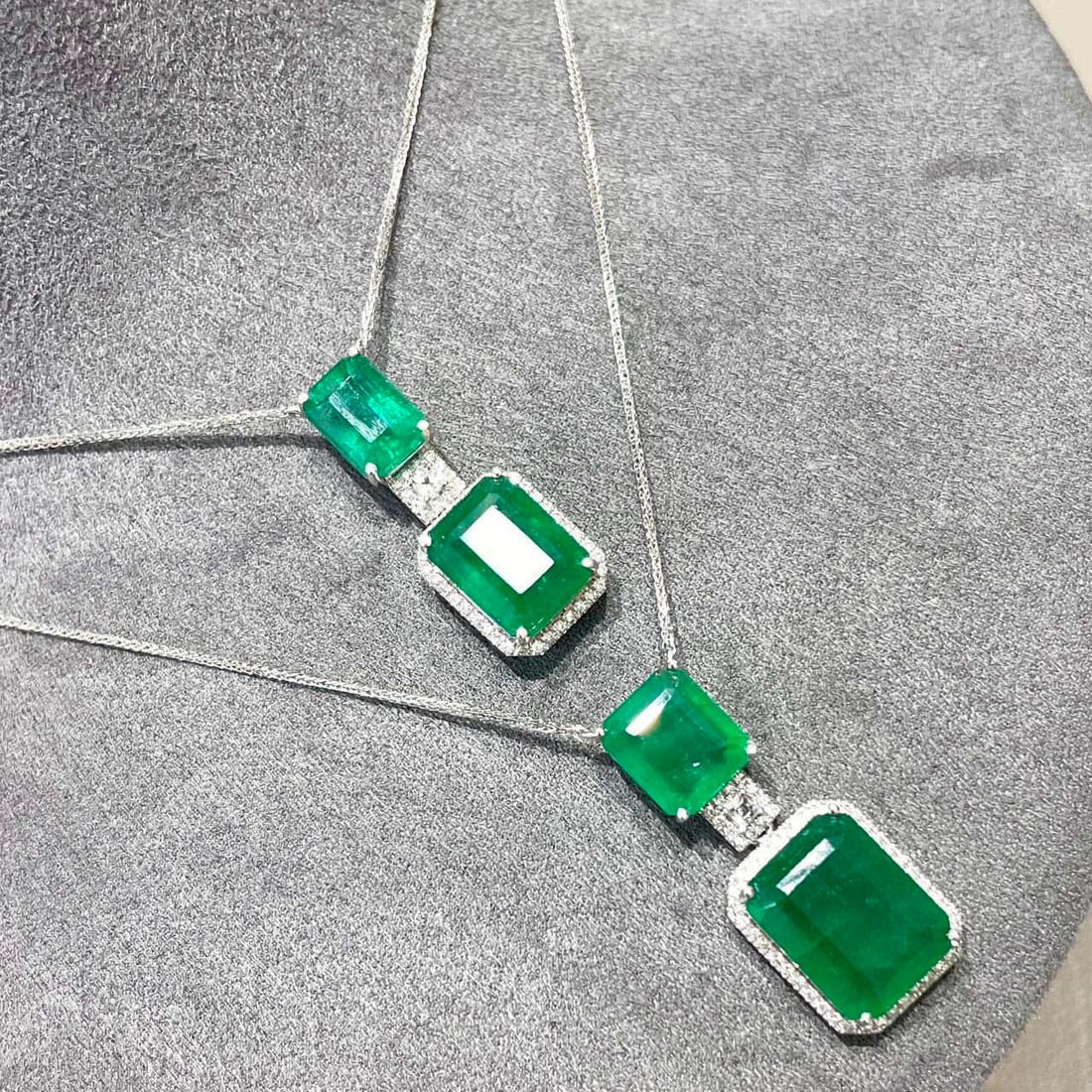 14k Gold 4.59 Ct Vivid Green Natural Emerald & Diamond Necklace - 5