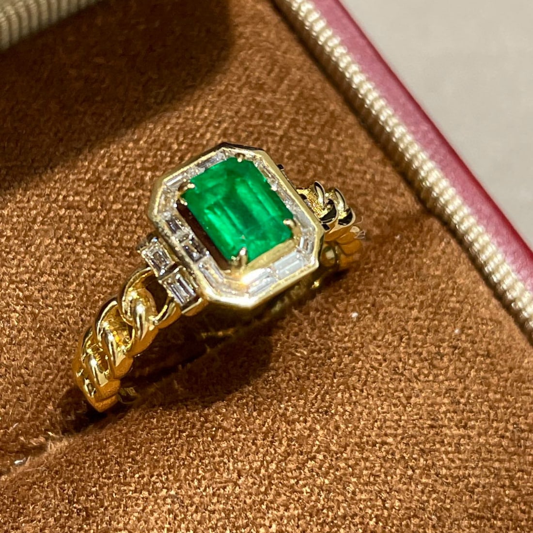 14k Gold 0.8 Ct Vivid Green Natural Emerald & Diamond Ring - 2