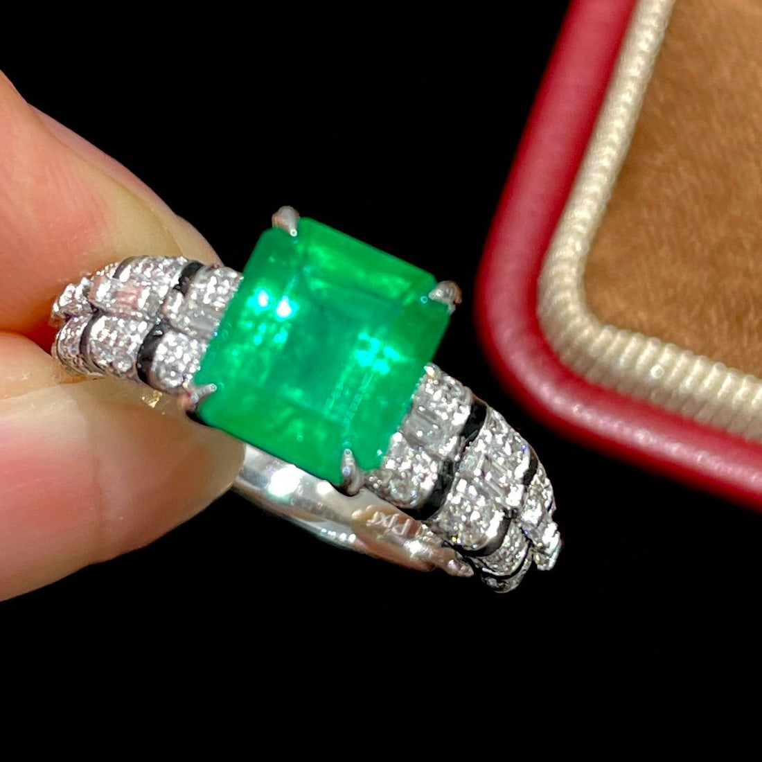 14k Gold 2.1 Ct Vivid Green Natural Emerald & Diamond Ring: Ref:230952124 // gold content:14k gold // ring size:7. 25us // // main gemstone:emerald // shape:octagonal // carat weight:2. 1ct // color:vivid green // treatment:natural // // adjacent gemstone 2 :