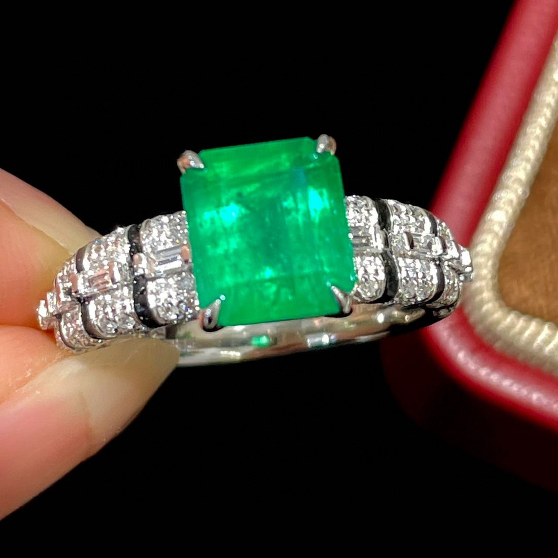 14k Gold 2.1 Ct Vivid Green Natural Emerald & Diamond Ring - 3