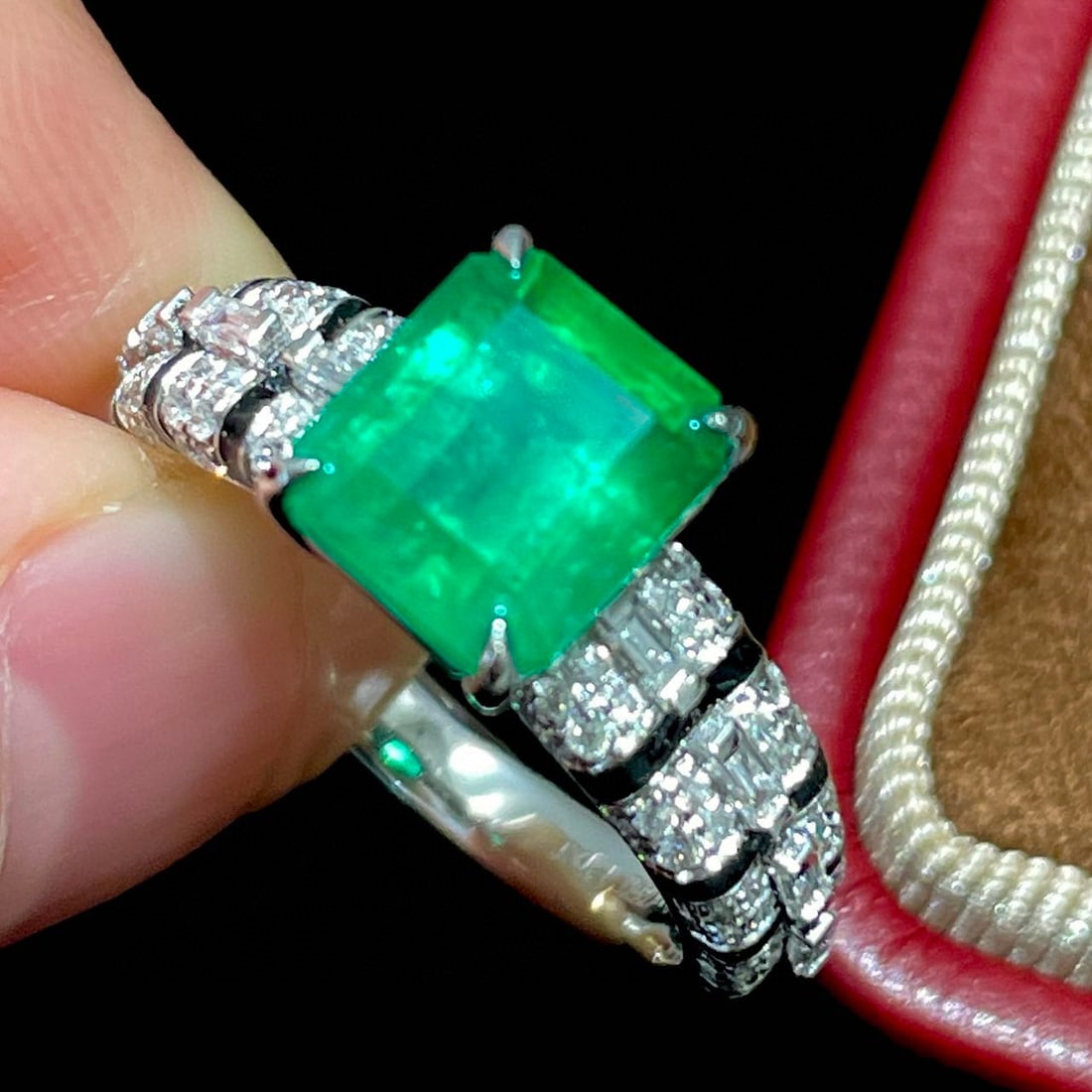 14k Gold 2.1 Ct Vivid Green Natural Emerald & Diamond Ring - 4