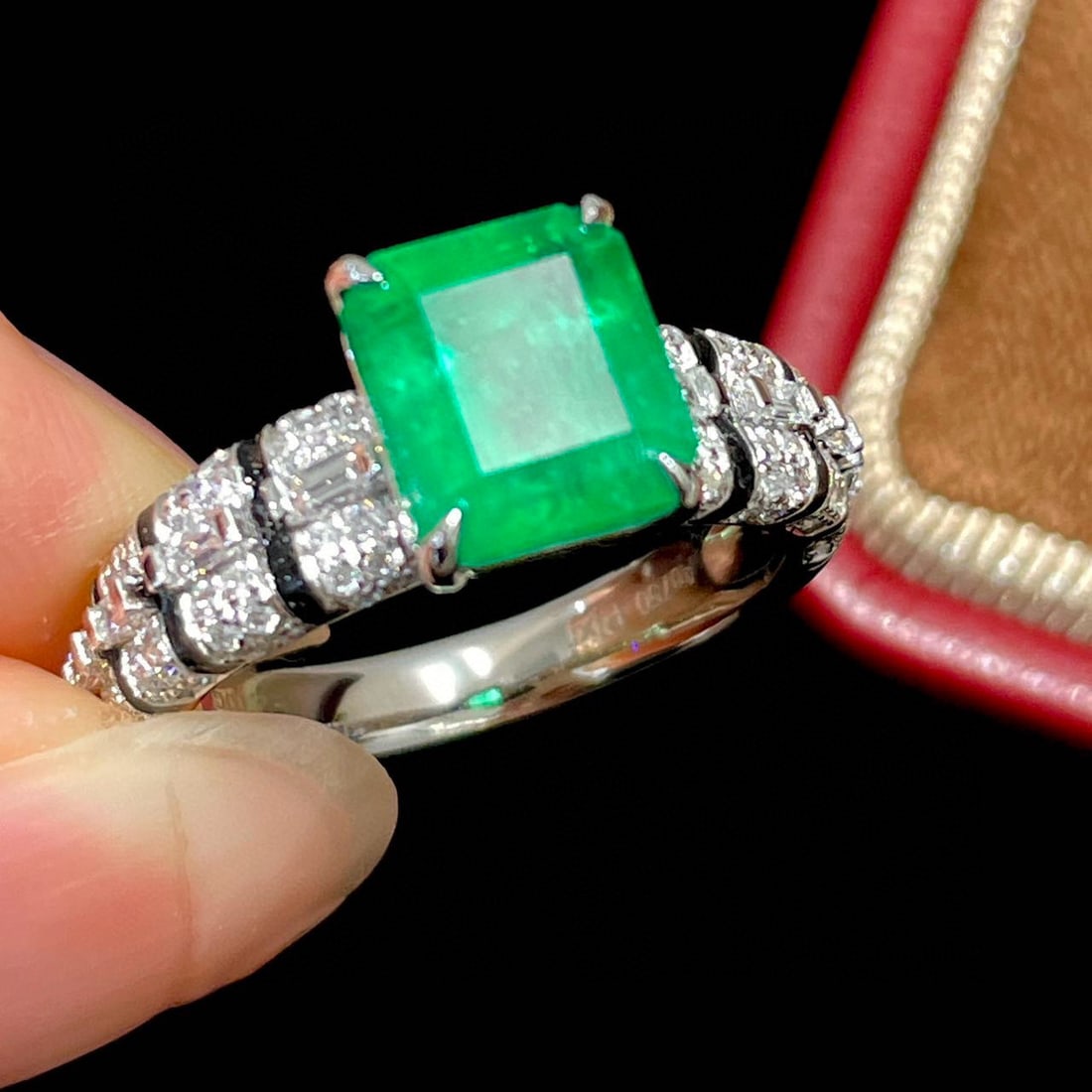 14k Gold 2.1 Ct Vivid Green Natural Emerald & Diamond Ring - 5