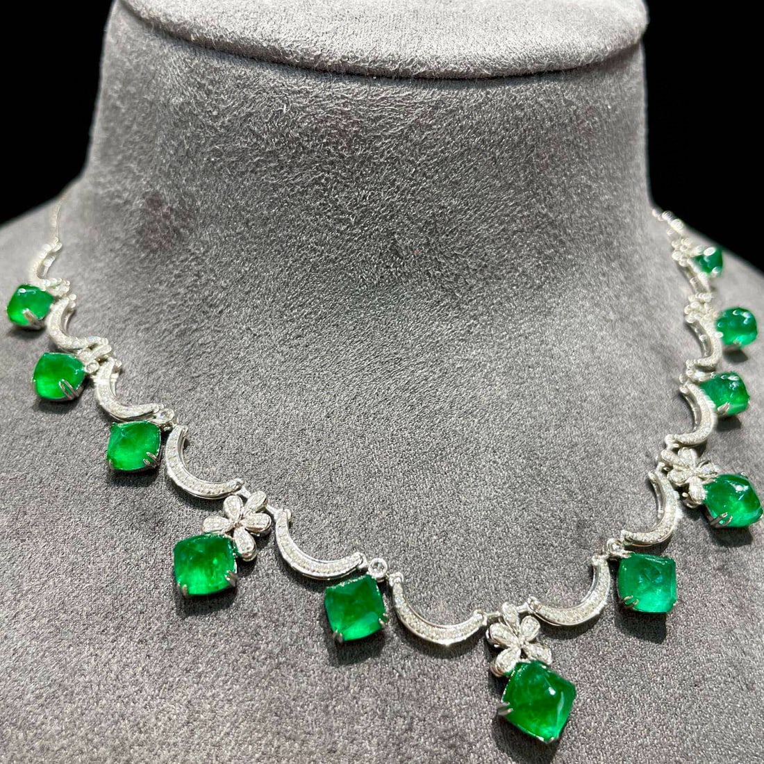 14k Gold 10.5 Ct Vivid Green Natural Emerald & Diamond Necklace: Ref:230952126 // gold content:14k gold // main gemstone:emerald // shape:suger-loaf // carat weight:10. 5ct // color:vivid green // treatment:natural // // adjacent gemstone 2 : diamond // shape:round