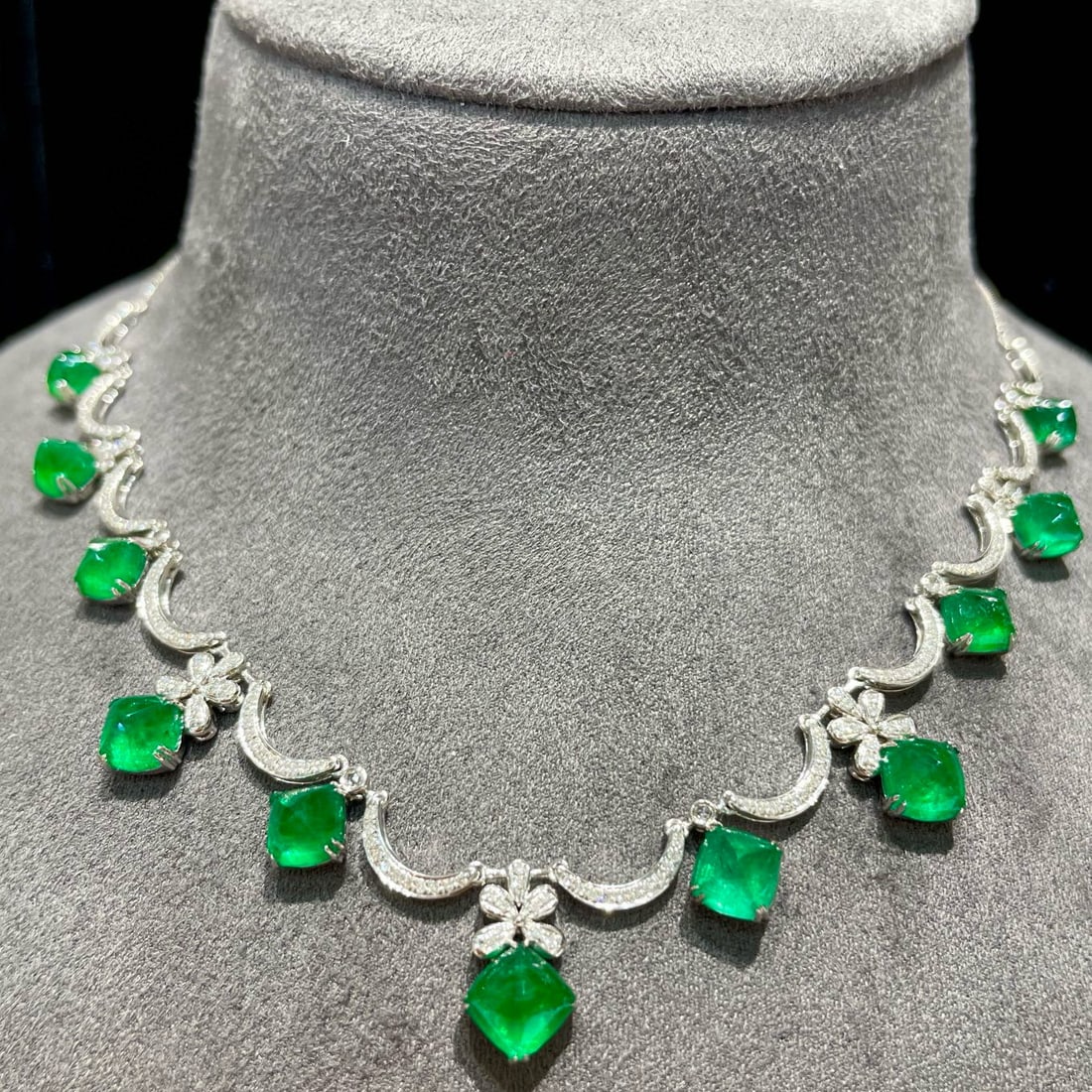 14k Gold 10.5 Ct Vivid Green Natural Emerald & Diamond Necklace - 2