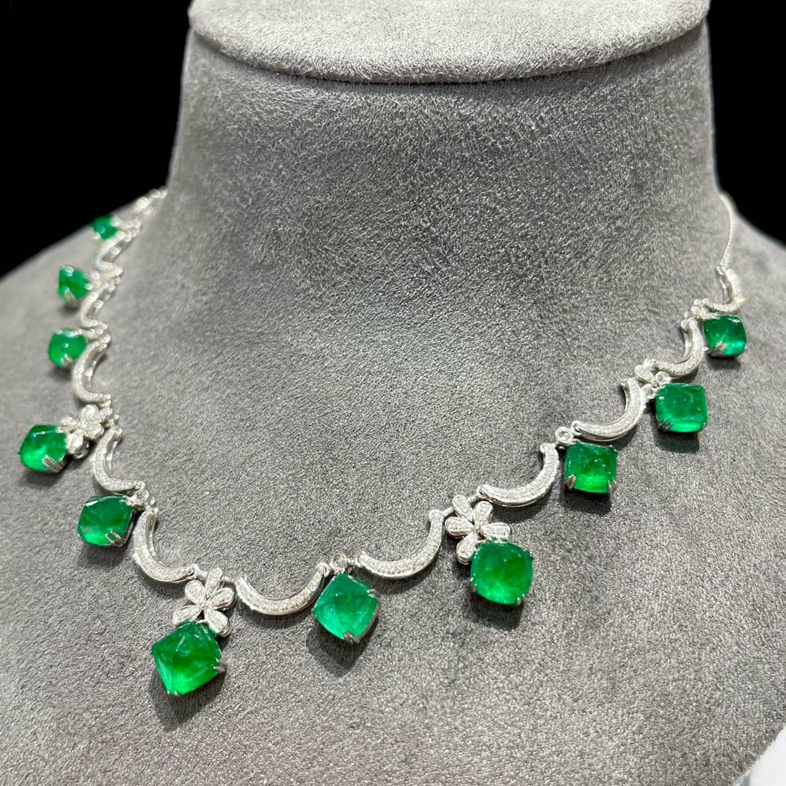 14k Gold 10.5 Ct Vivid Green Natural Emerald & Diamond Necklace - 3