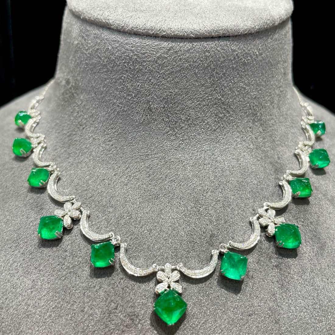 14k Gold 10.5 Ct Vivid Green Natural Emerald & Diamond Necklace - 4