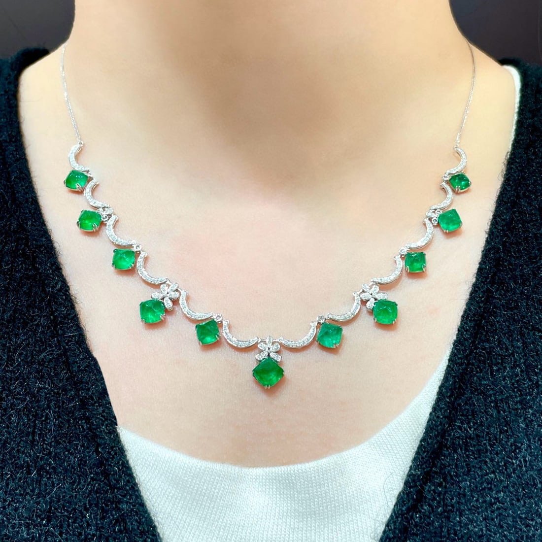 14k Gold 10.5 Ct Vivid Green Natural Emerald & Diamond Necklace - 6