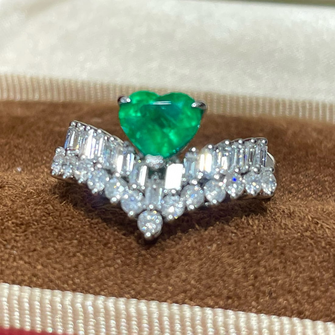 14k Gold 0.9 Ct Vivid Green Natural Emerald & Diamond Ring - 2