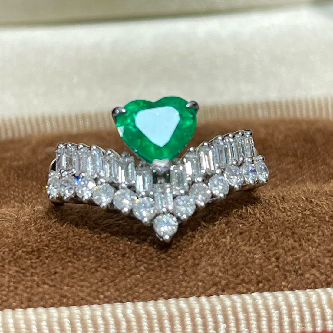 14k Gold 0.9 Ct Vivid Green Natural Emerald & Diamond Ring - 3