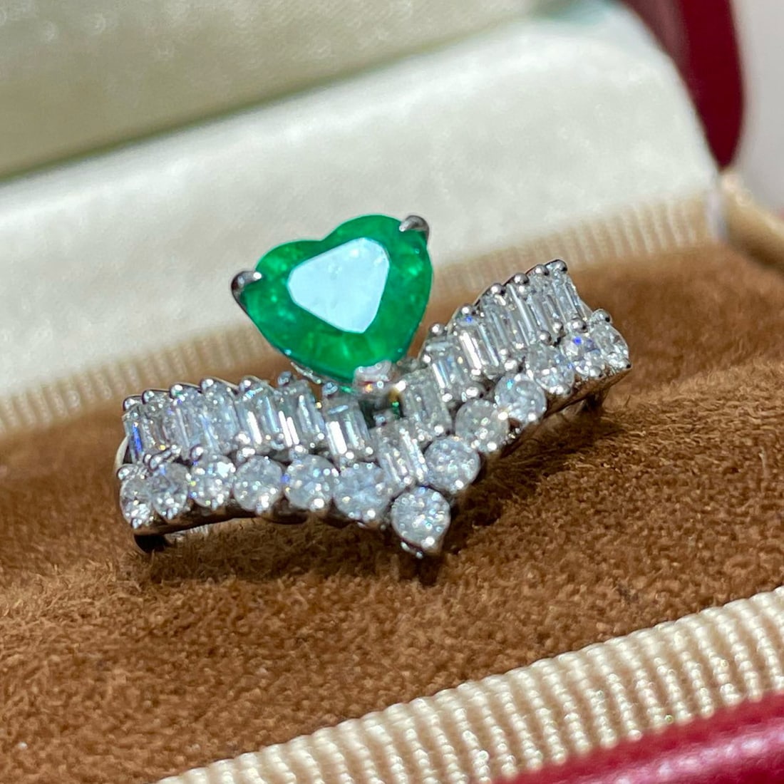 14k Gold 0.9 Ct Vivid Green Natural Emerald & Diamond Ring - 6