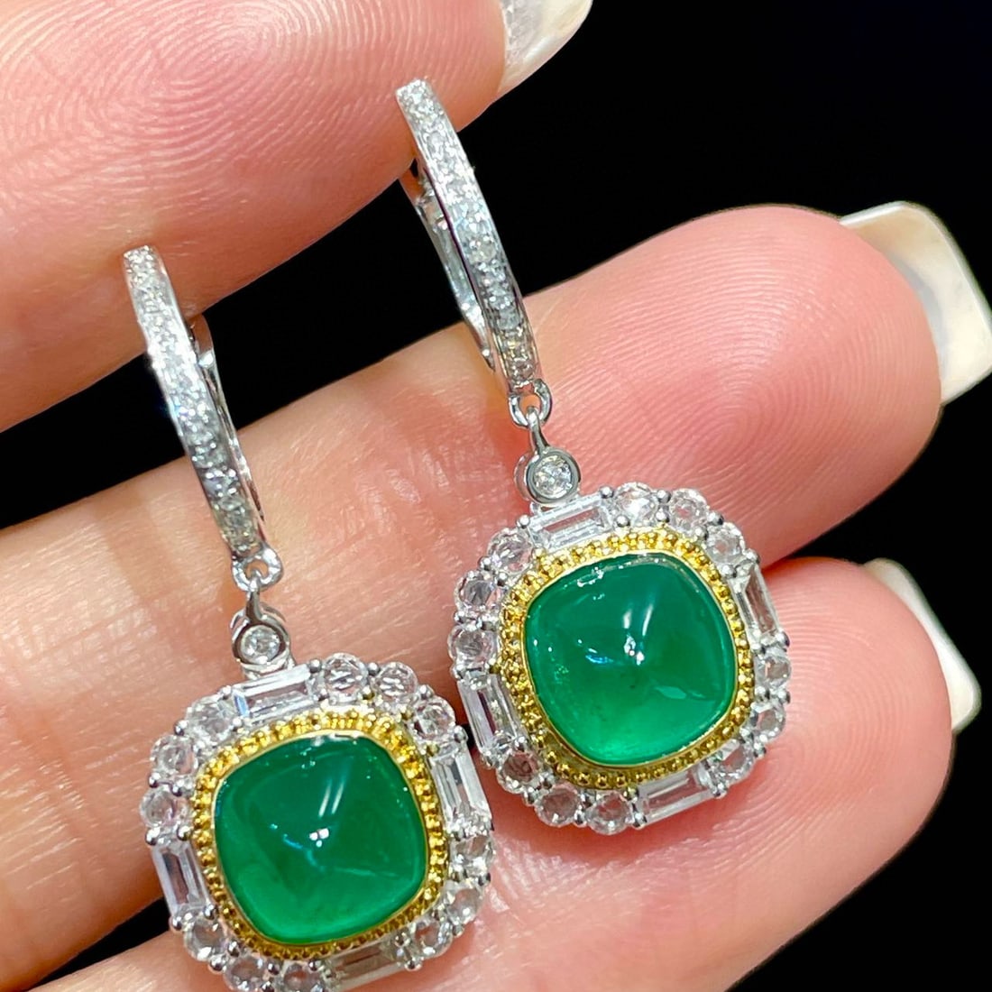 14k Gold 3.3 Ct Natural Emerald & Sapphire & Diamond Earrings: Ref:230952136 // gold content:14k gold // main gemstone:emerald // shape:suger-loaf // carat weight:3. 3ct // color:green // treatment:natural // // adjacent gemstone 2 : sapphire // shape:multiply //
