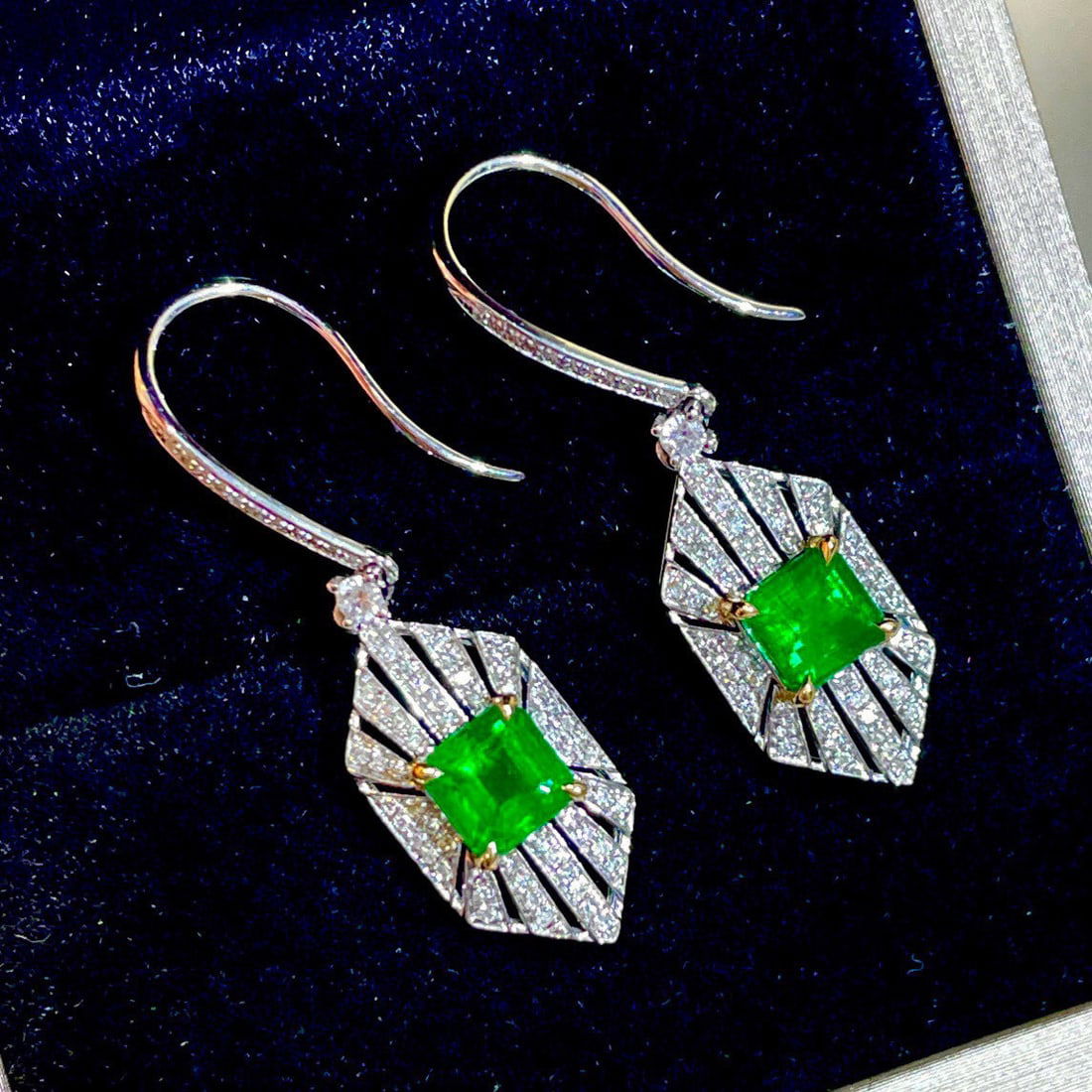 14k Gold 1.5 Ct Vivid Green Natural Emerald & Diamond Earrings: Ref:230952145 // gold content:14k gold // main gemstone:emerald // shape:octagonal // carat weight:1. 5ct // color:vivid green // treatment:natural // // adjacent gemstone 2 : diamond // shape:round /