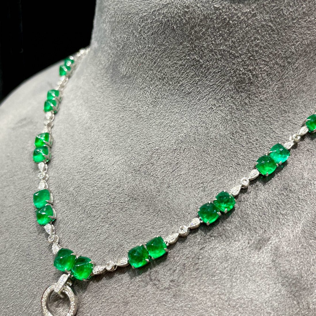 14k Gold 7.26 Ct Vivid Green Natural Emerald & Diamond & Sapphire Necklace - 3