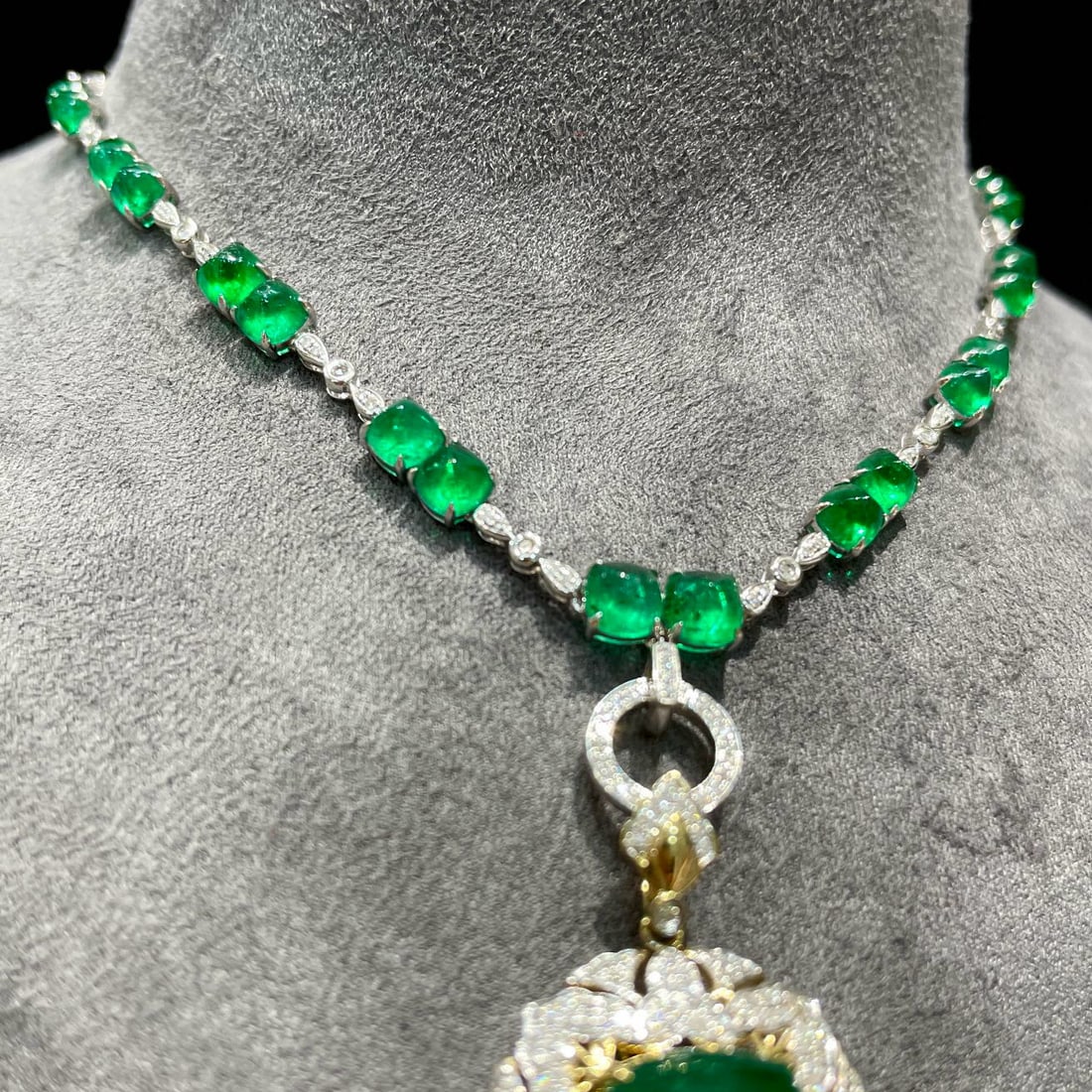 14k Gold 7.26 Ct Vivid Green Natural Emerald & Diamond & Sapphire Necklace - 5