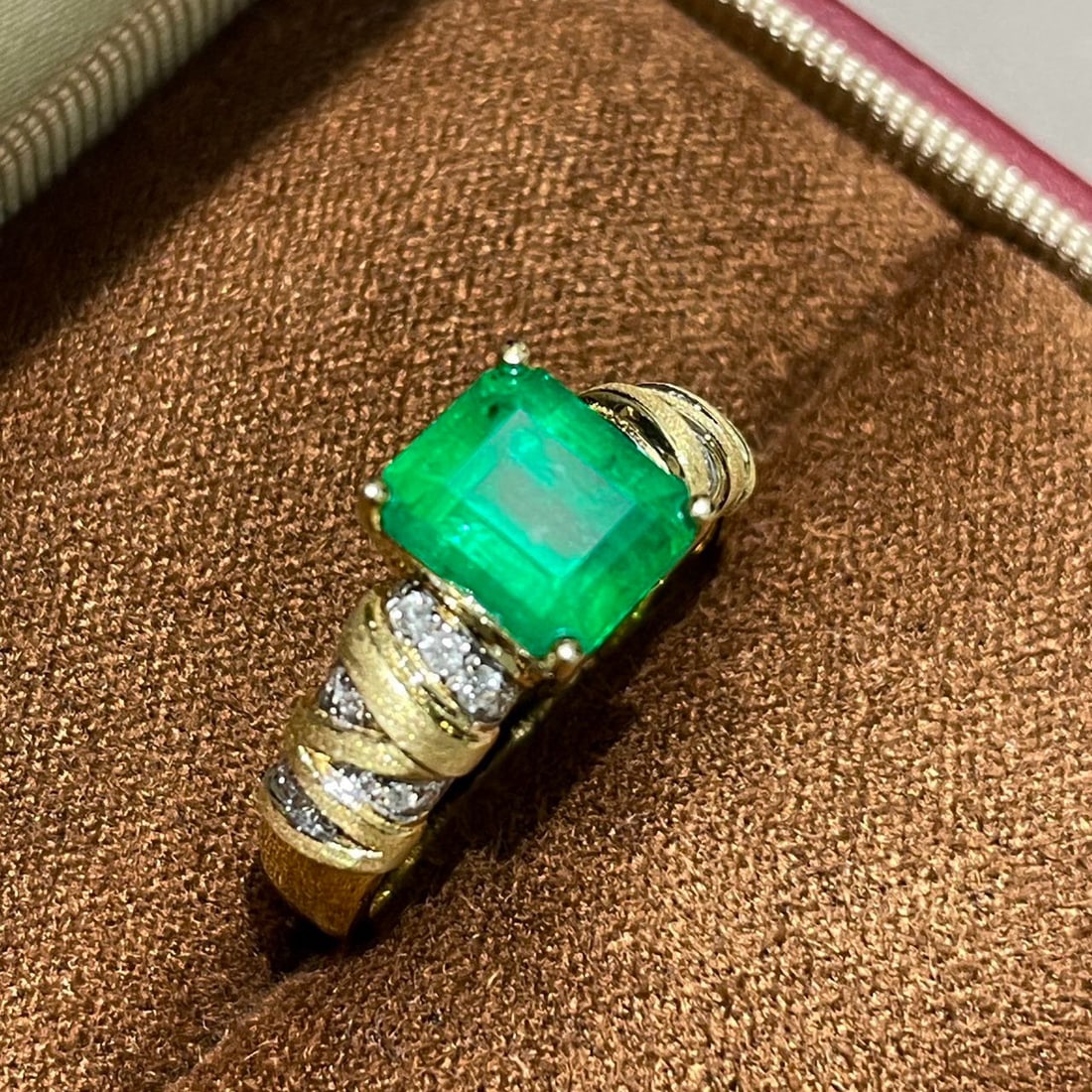 14k Gold 2 Ct Vivid Green Natural Emerald & Diamond Ring: Ref:230952169 // gold content:14k gold // ring size:7. 25us // // main gemstone:emerald // shape:octagonal // carat weight:2ct // color:vivid green // treatment:natural // // adjacent gemstone 2 :
