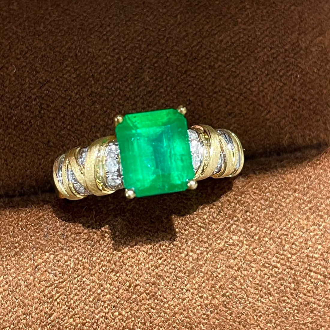 14k Gold 2 Ct Vivid Green Natural Emerald & Diamond Ring - 2