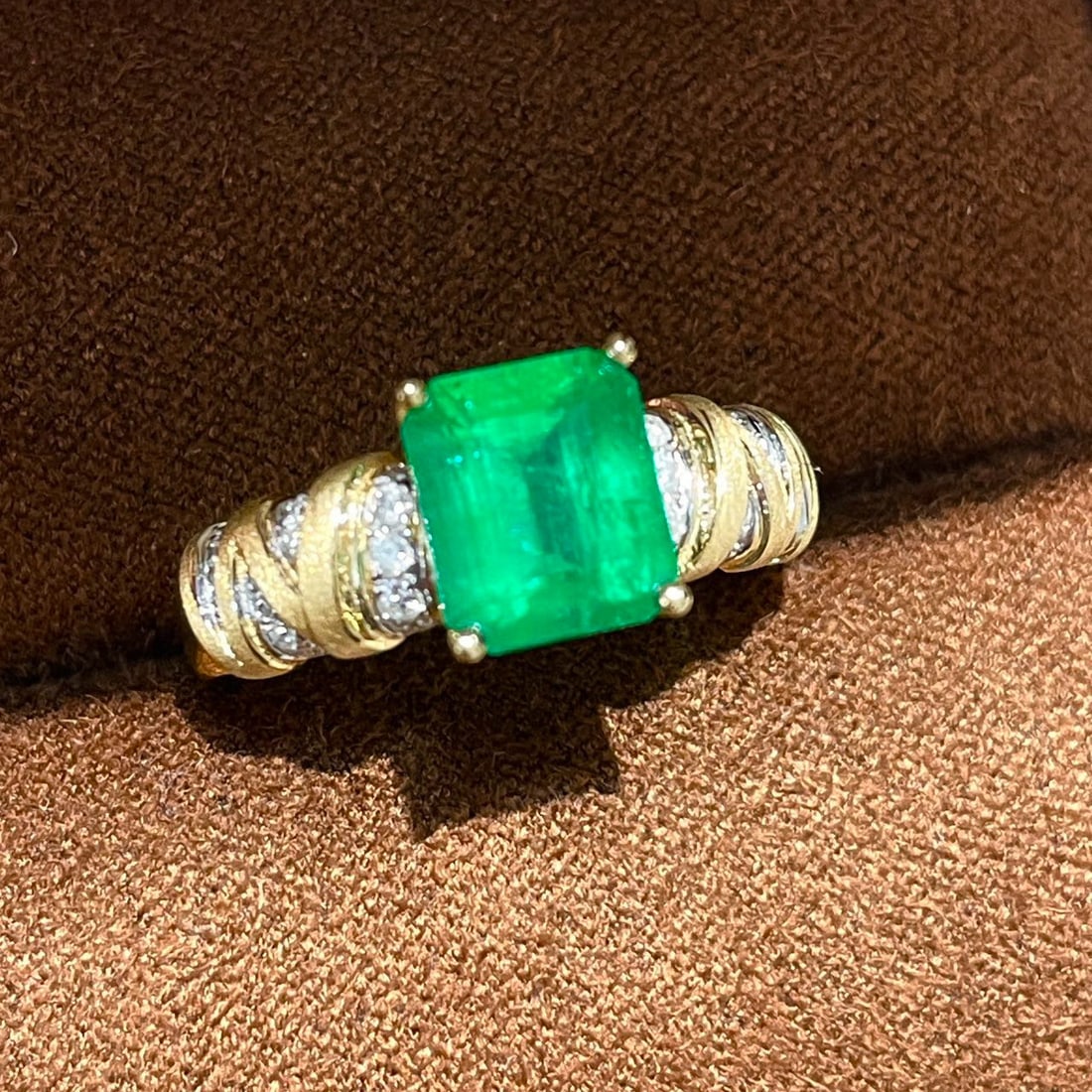 14k Gold 2 Ct Vivid Green Natural Emerald & Diamond Ring - 3