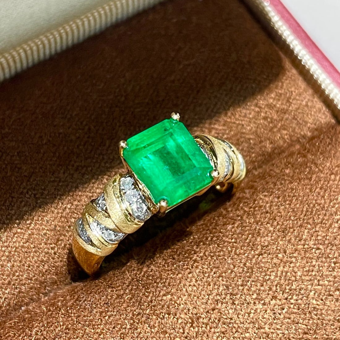 14k Gold 2 Ct Vivid Green Natural Emerald & Diamond Ring - 4