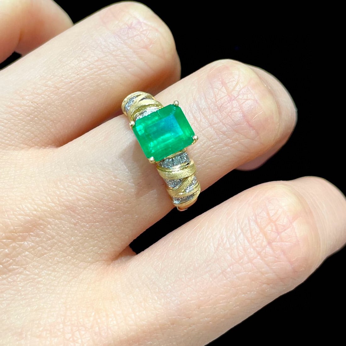 14k Gold 2 Ct Vivid Green Natural Emerald & Diamond Ring - 6